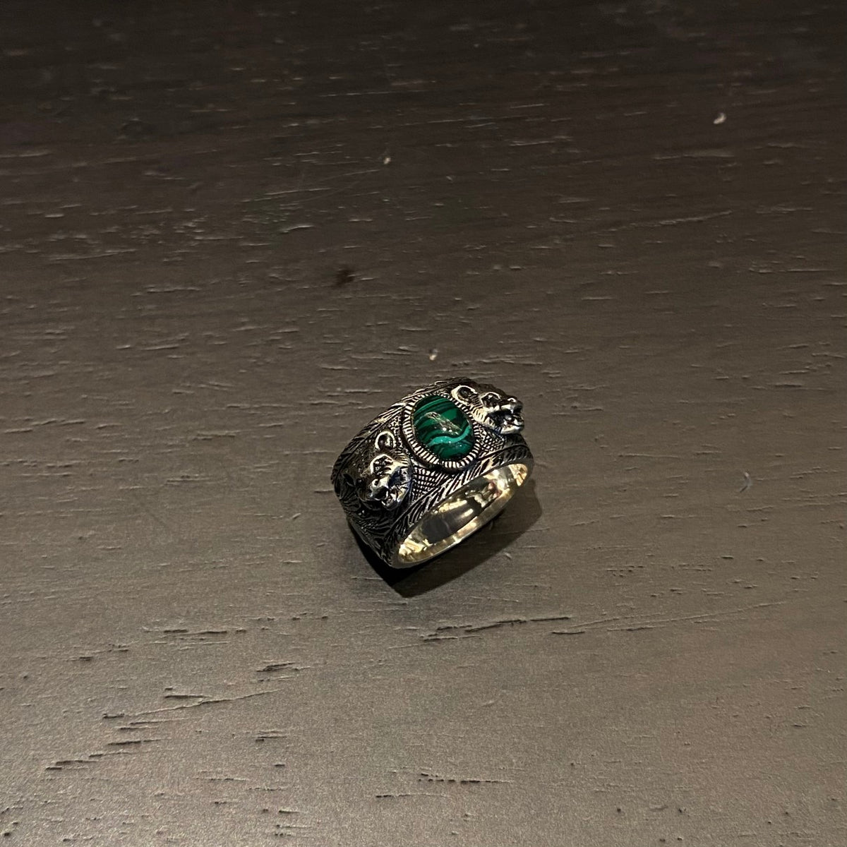 Gucci Dark Silver-Tone Tiger Head Ring with Green Center - album image 4