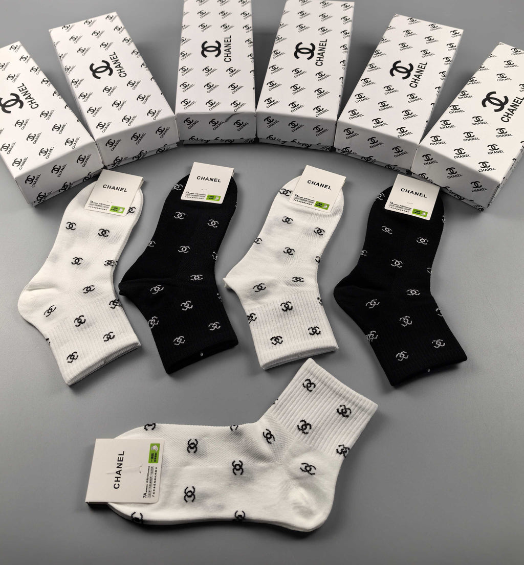 Chanel repeated small emblem crew socks - view 4