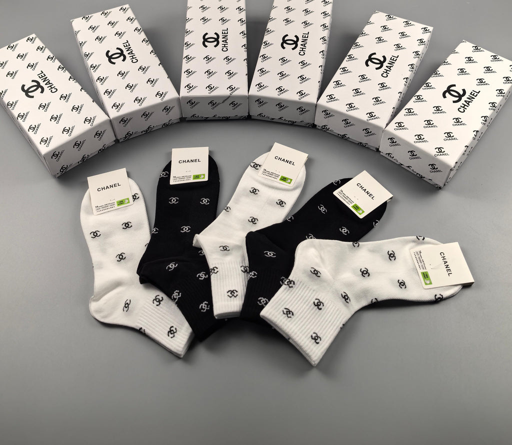 Chanel repeated small emblem crew socks - view 7