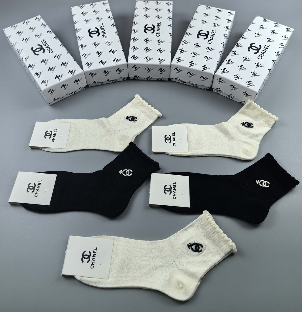 Chanel lace trim small emblem ankle socks - view 4