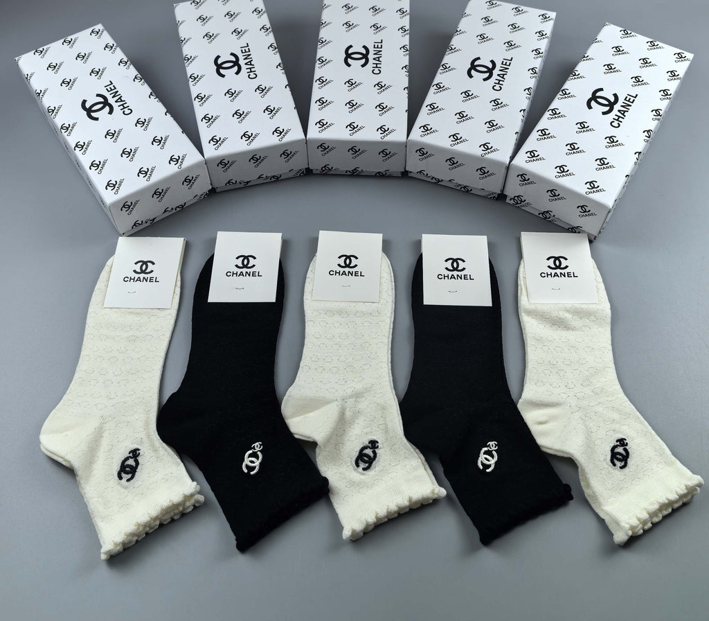 Chanel lace trim small emblem ankle socks - view 8