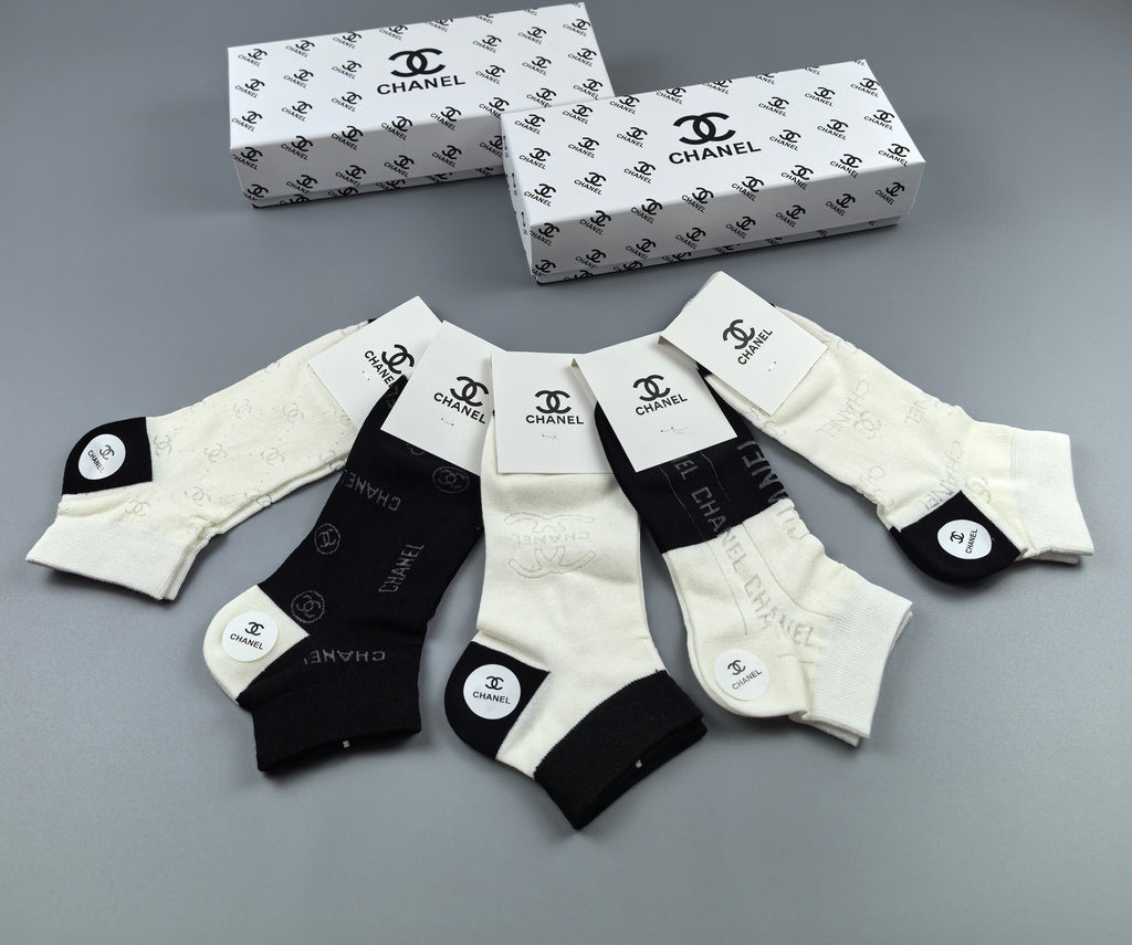 Chanel contrast heel small emblem ankle socks - view 5
