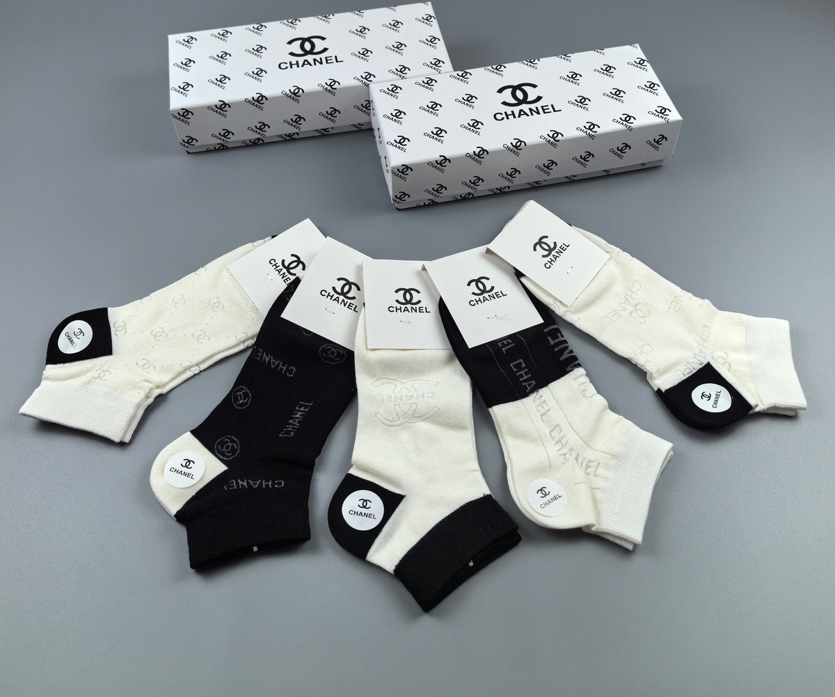 Chanel contrast heel small emblem ankle socks - view 5