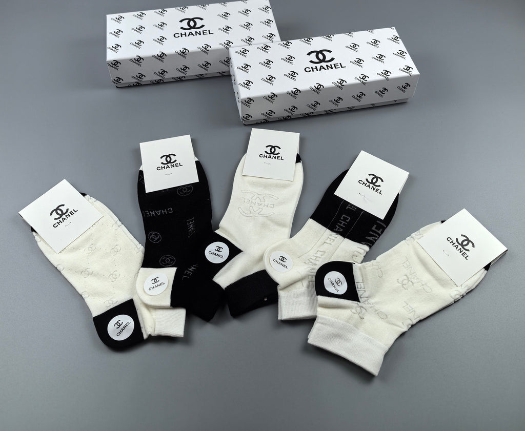 Chanel contrast heel small emblem ankle socks - view 4