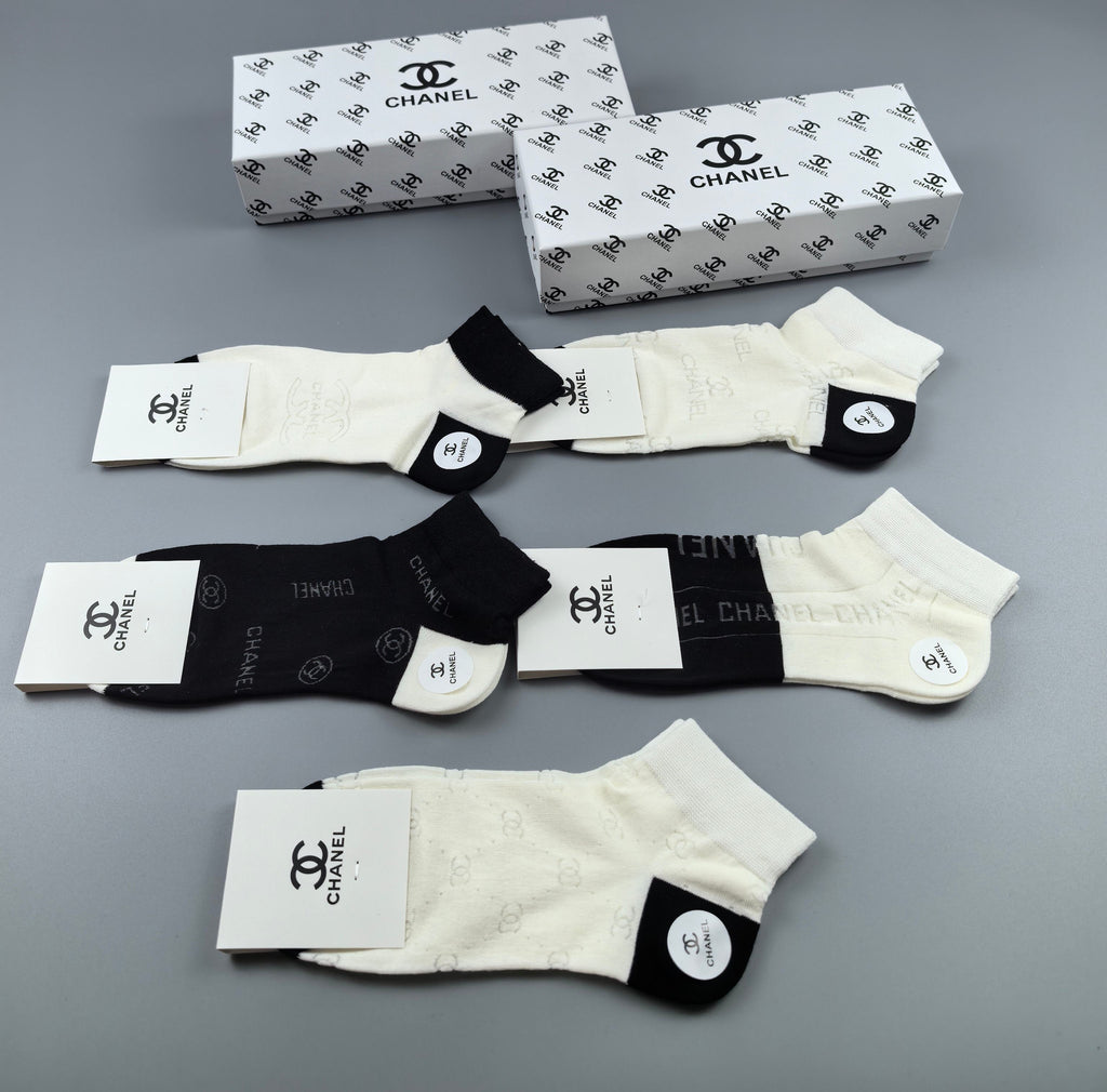 Chanel contrast heel small emblem ankle socks - view 3