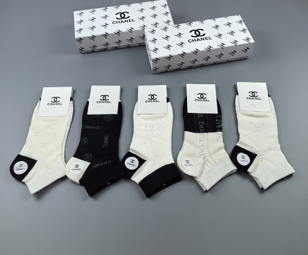 Chanel contrast heel small emblem ankle socks - view 6