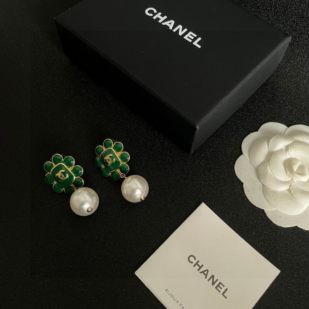 Chanel Interlocking C Pearl Earrings - album image 5
