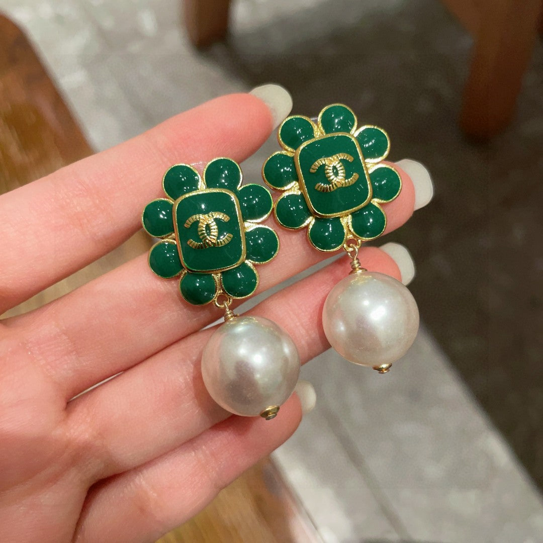 Chanel Interlocking C Pearl Earrings - album image 4