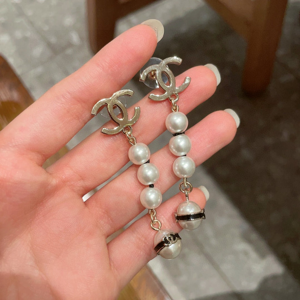 Chanel Interlocking C Pearl Earrings - album image 4