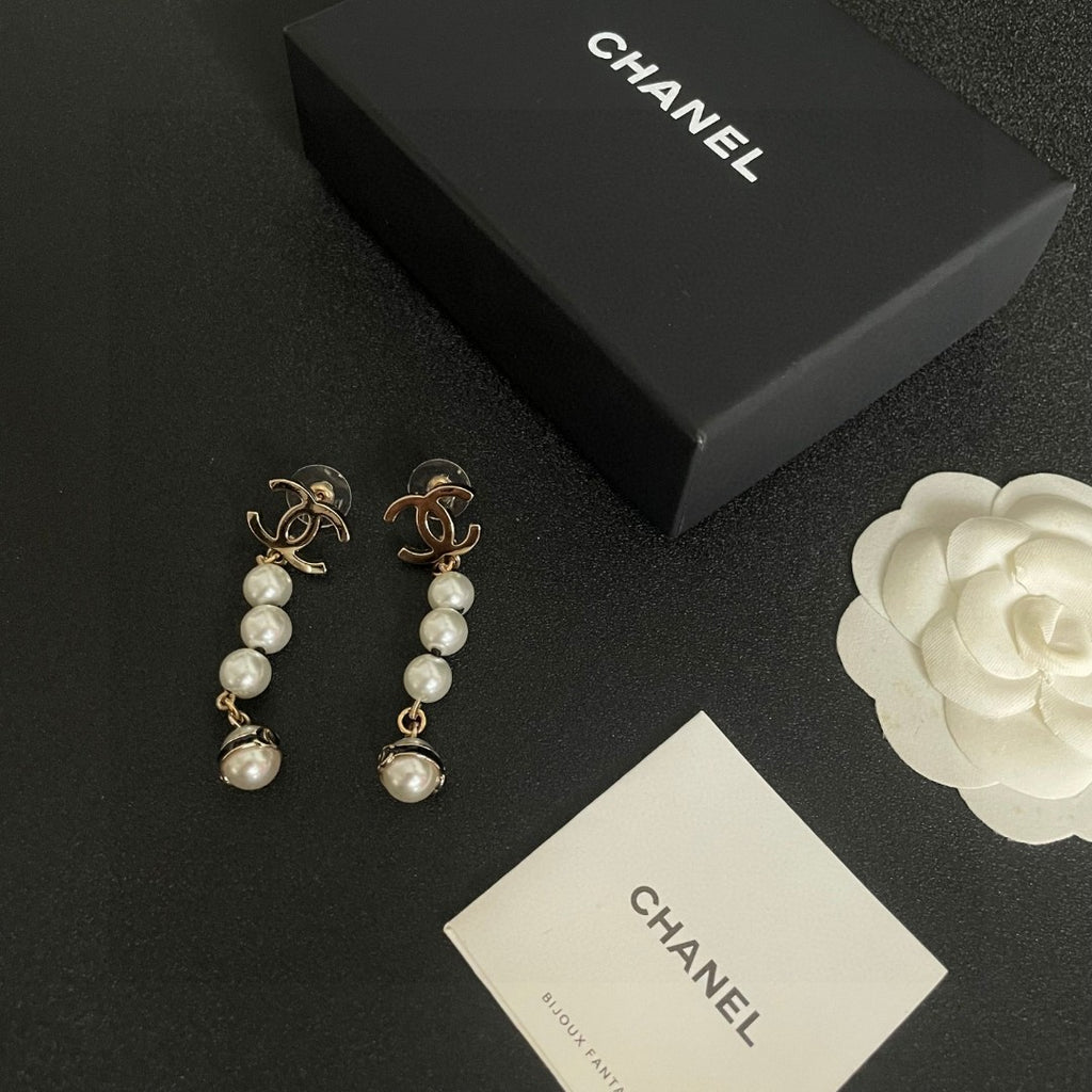 Chanel Interlocking C Pearl Earrings - album image 5