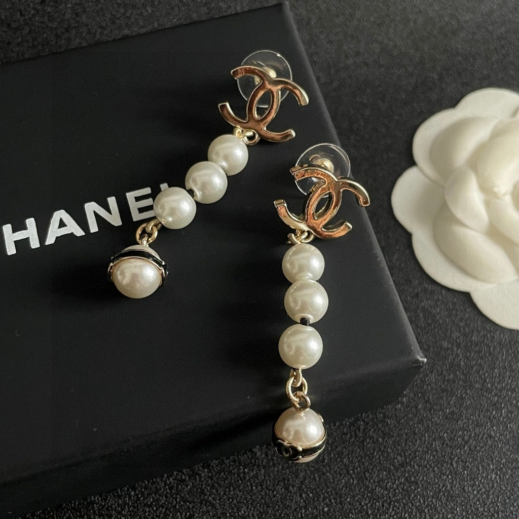 Chanel Interlocking C Pearl Earrings - album image 9