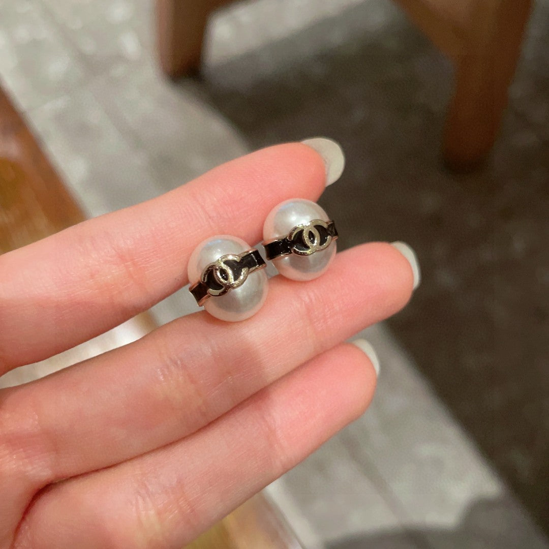Chanel Interlocking C Pearl Stud Earrings - album image 4