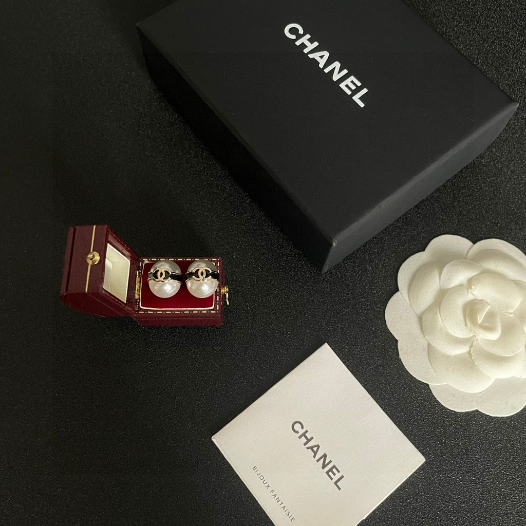 Chanel Interlocking C Pearl Stud Earrings - album image 5