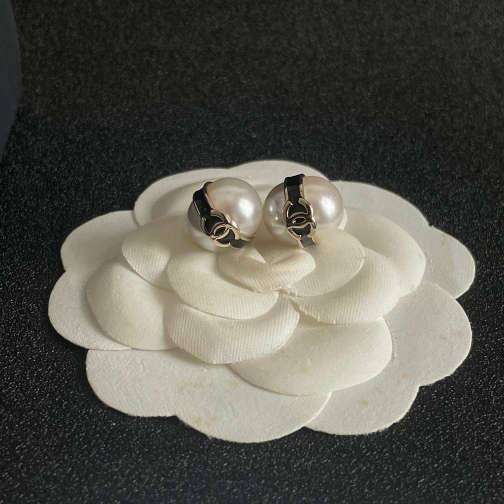 Chanel Interlocking C Pearl Stud Earrings - album image 8