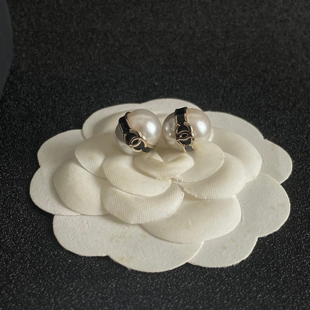 Chanel Interlocking C Pearl Stud Earrings - album image 8