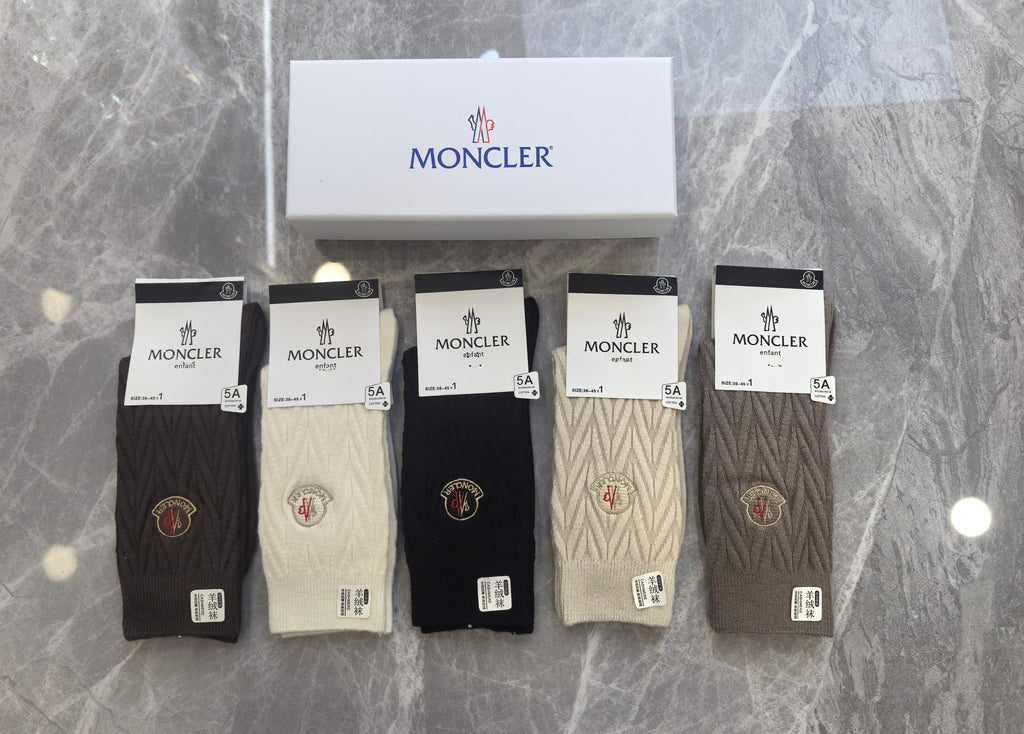 Moncler cable knit round emblem crew socks - view 1