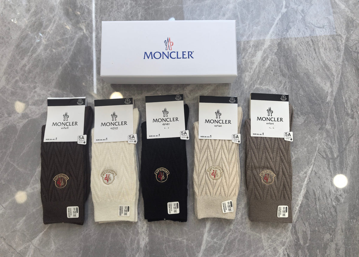Moncler cable knit round emblem crew socks - view 1