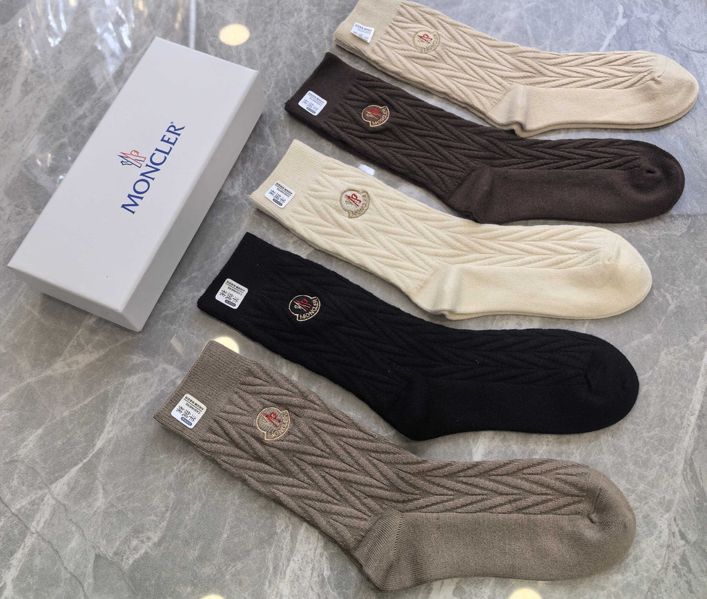 Moncler cable knit round emblem crew socks - view 5