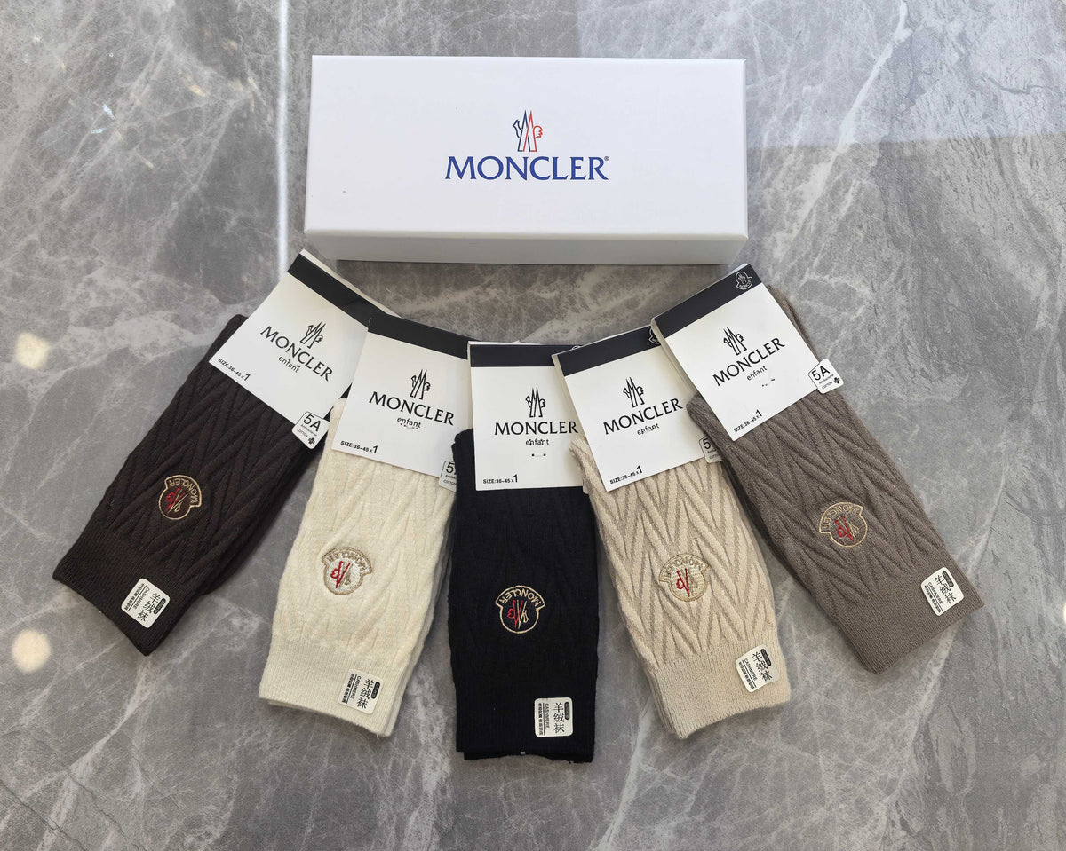 Moncler cable knit round emblem crew socks - view 2