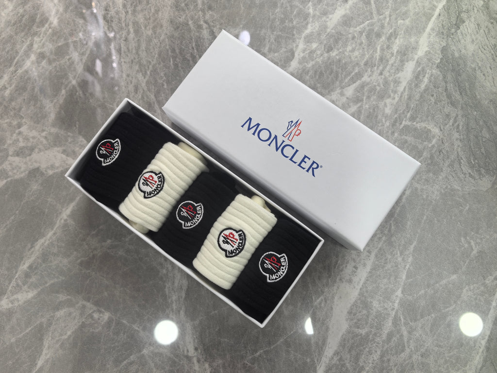 Moncler contrast round crest crew socks - view 1