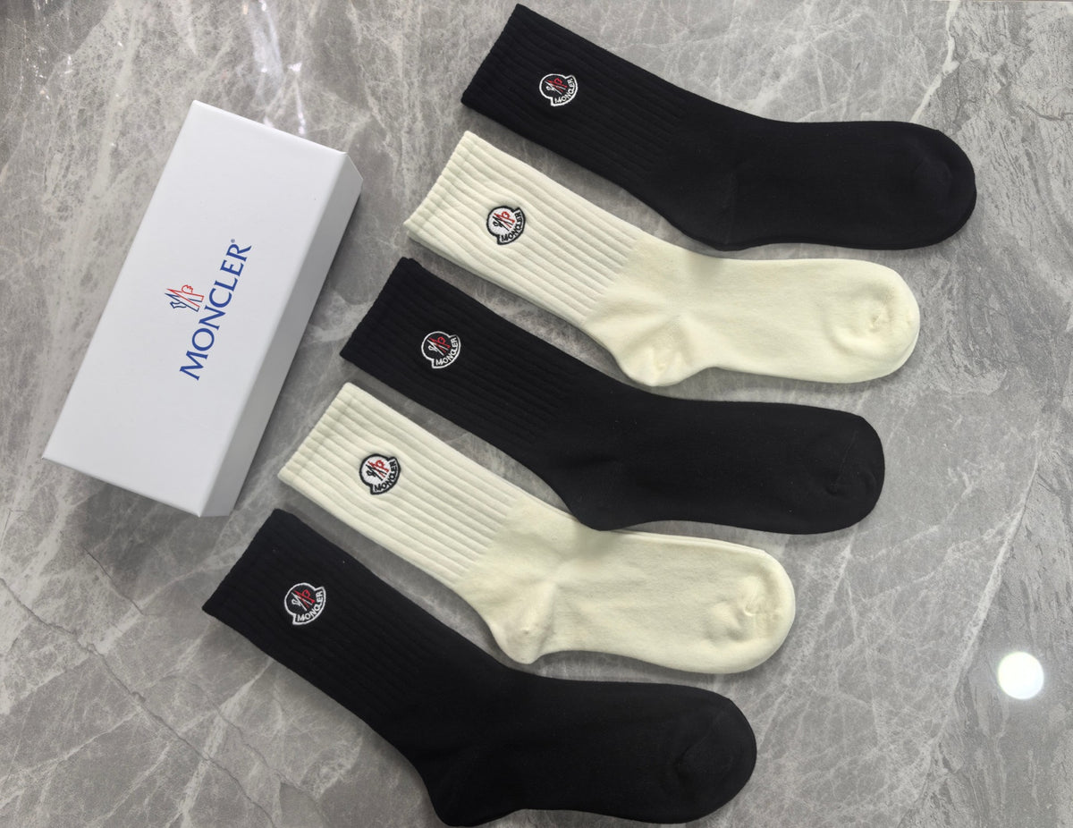 Moncler contrast round crest crew socks - view 2