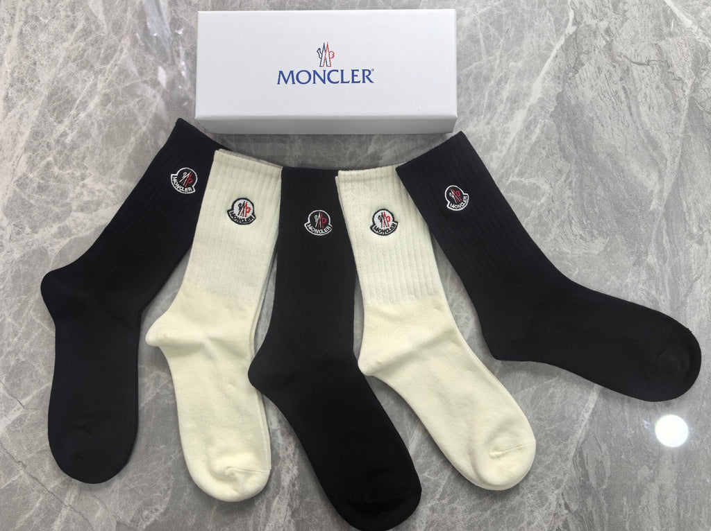 Moncler contrast round crest crew socks - view 5