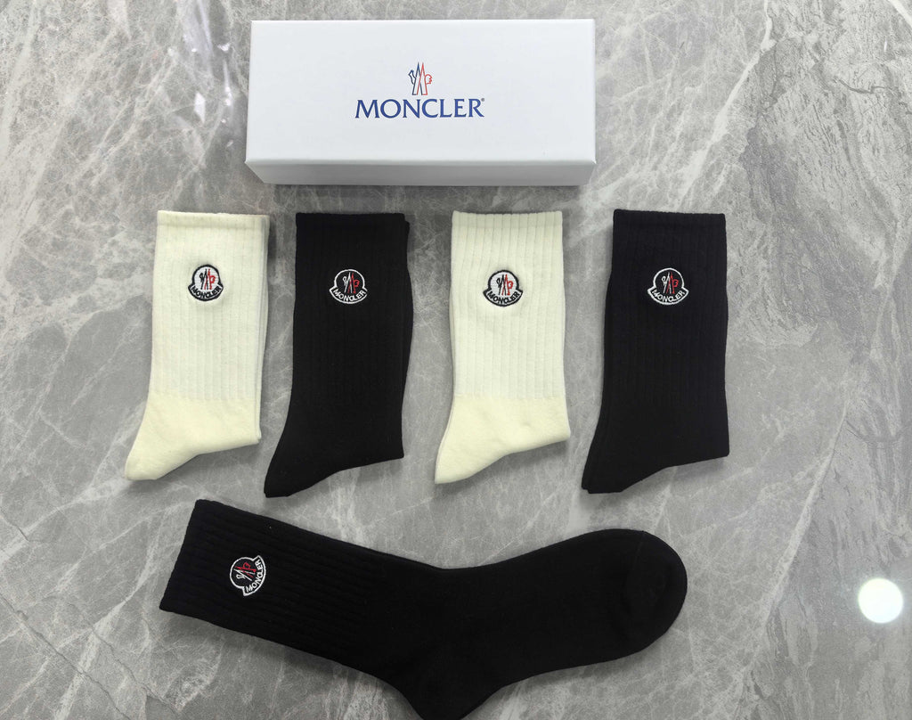 Moncler contrast round crest crew socks - view 3