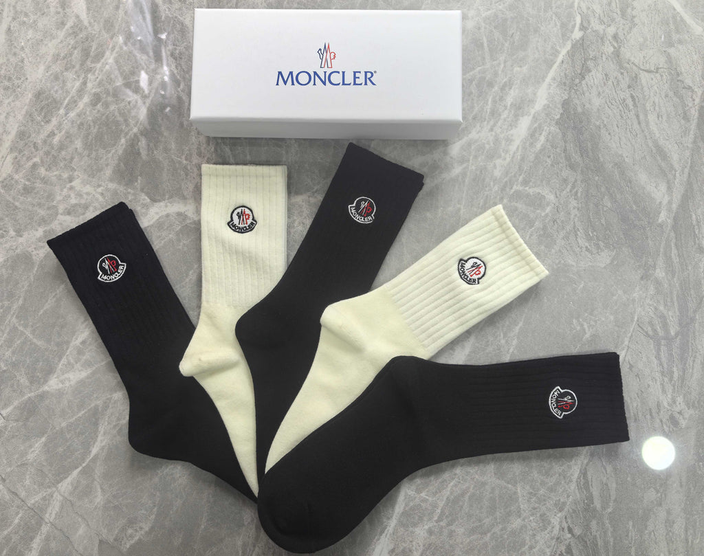 Moncler contrast round crest crew socks - view 4