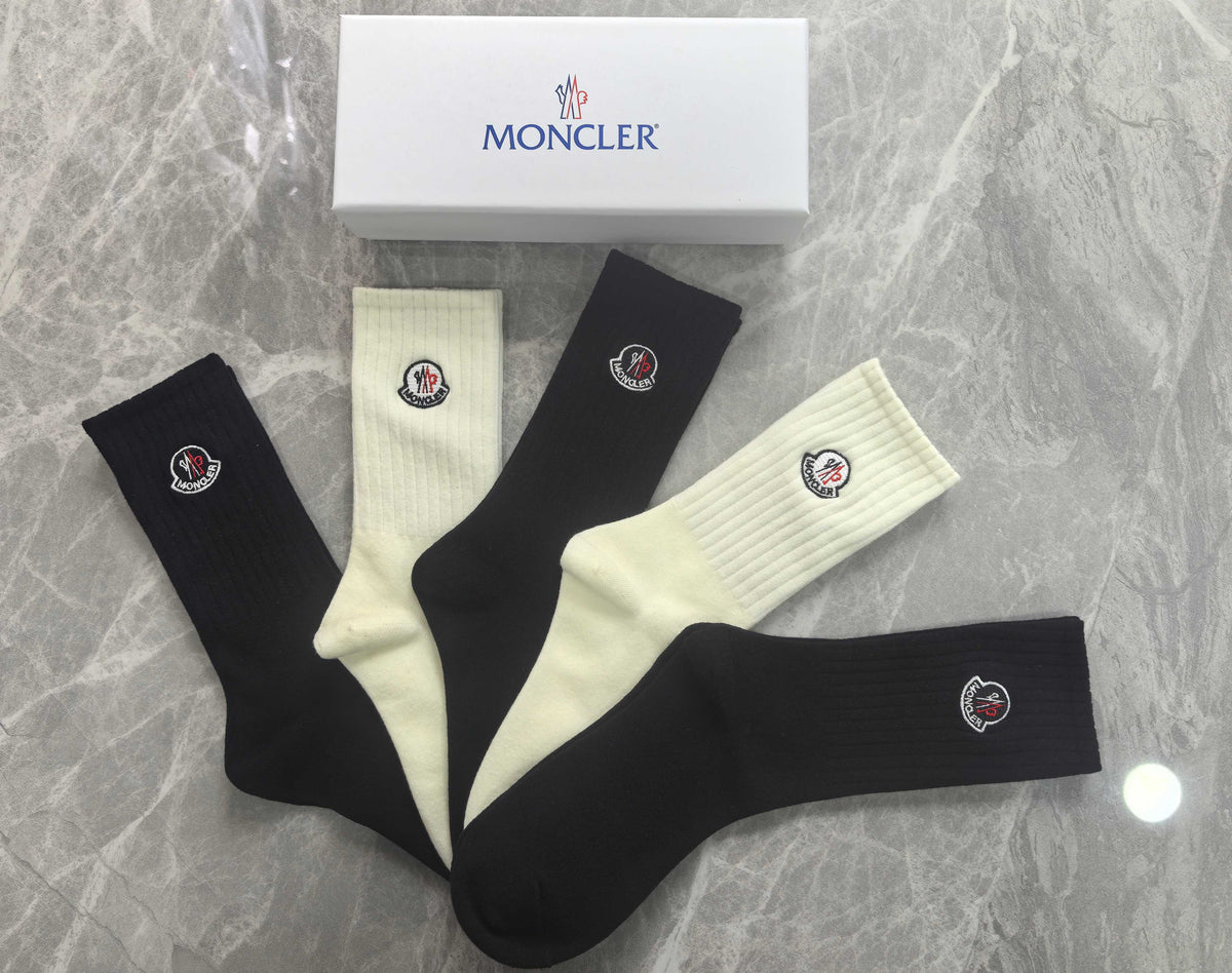 Moncler contrast round crest crew socks - view 4