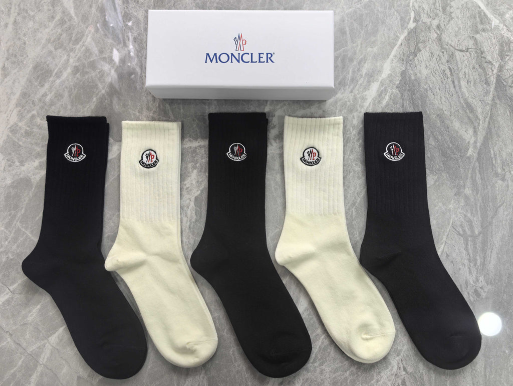 Moncler contrast round crest crew socks - view 6