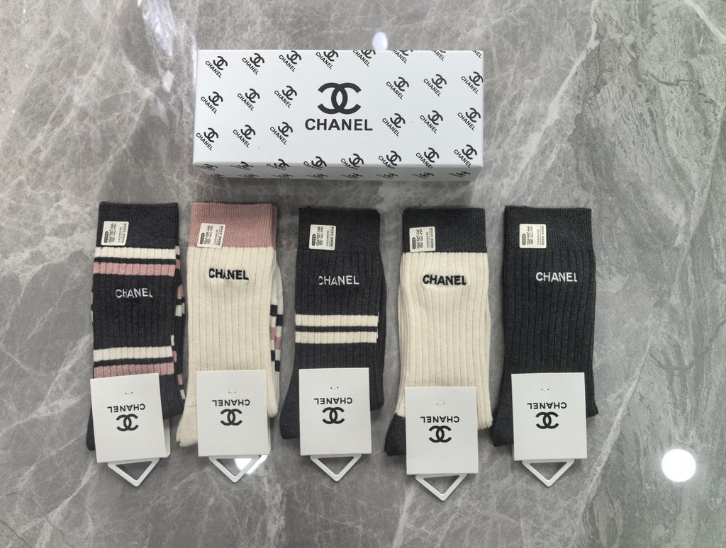 Chanel contrast vertical lettering crew socks - view 5