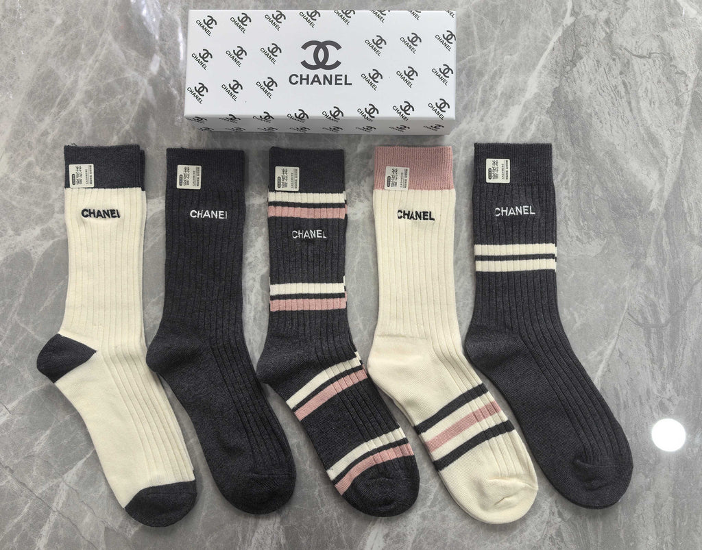 Chanel contrast vertical lettering crew socks - view 3