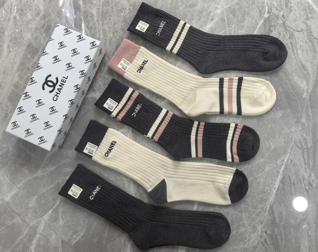 Chanel contrast vertical lettering crew socks - view 2