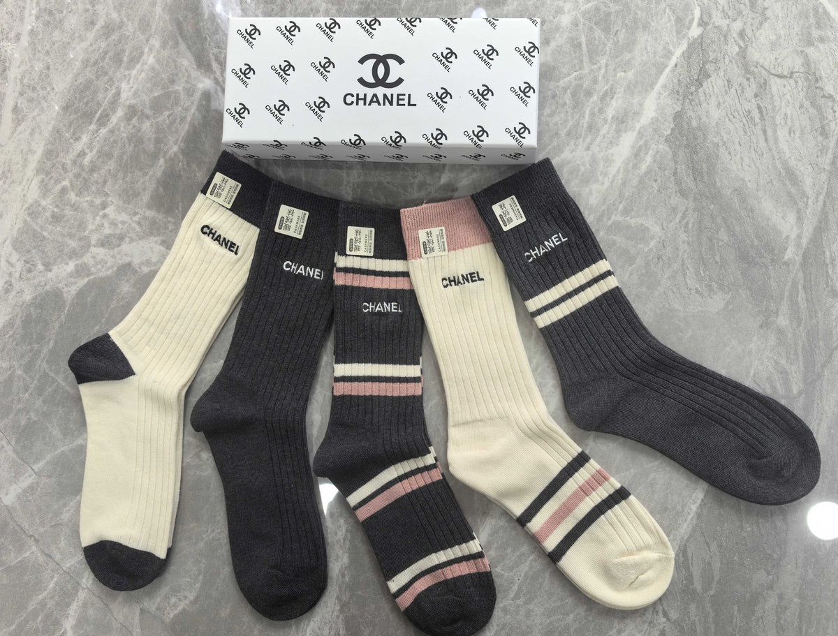 Chanel contrast vertical lettering crew socks - view 4