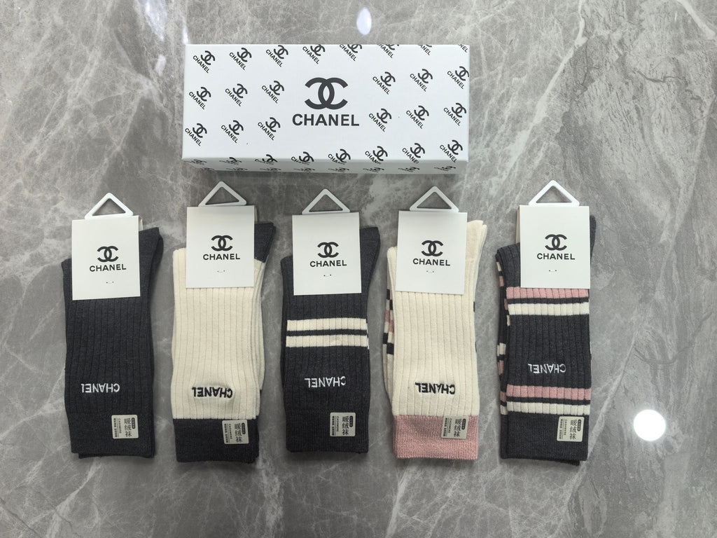 Chanel contrast vertical lettering crew socks - view 6