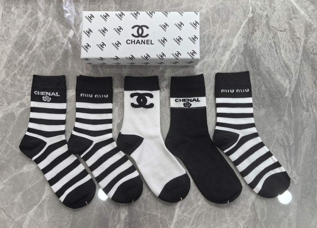 Chanel monochrome horizontal stripes crew socks - view 1