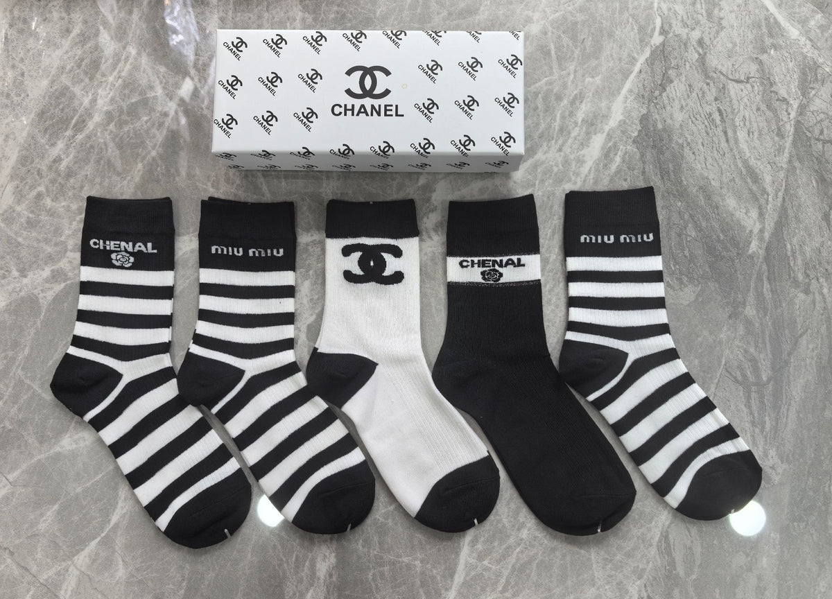 Chanel monochrome horizontal stripes crew socks - view 1