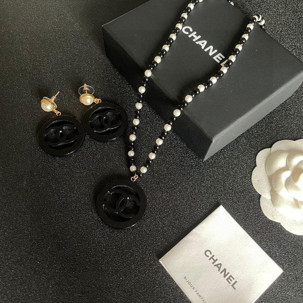 Chanel Interlocking C Pearl Necklace - album image 5