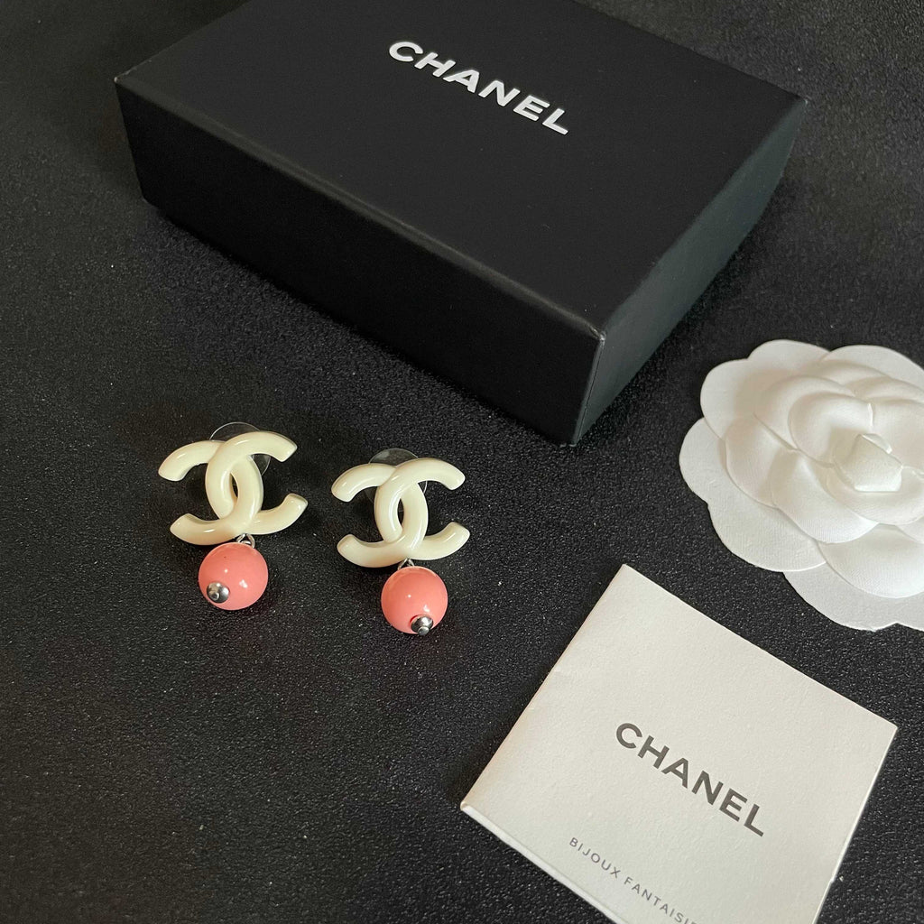Chanel Interlocking C Pearl Earrings - album image 5