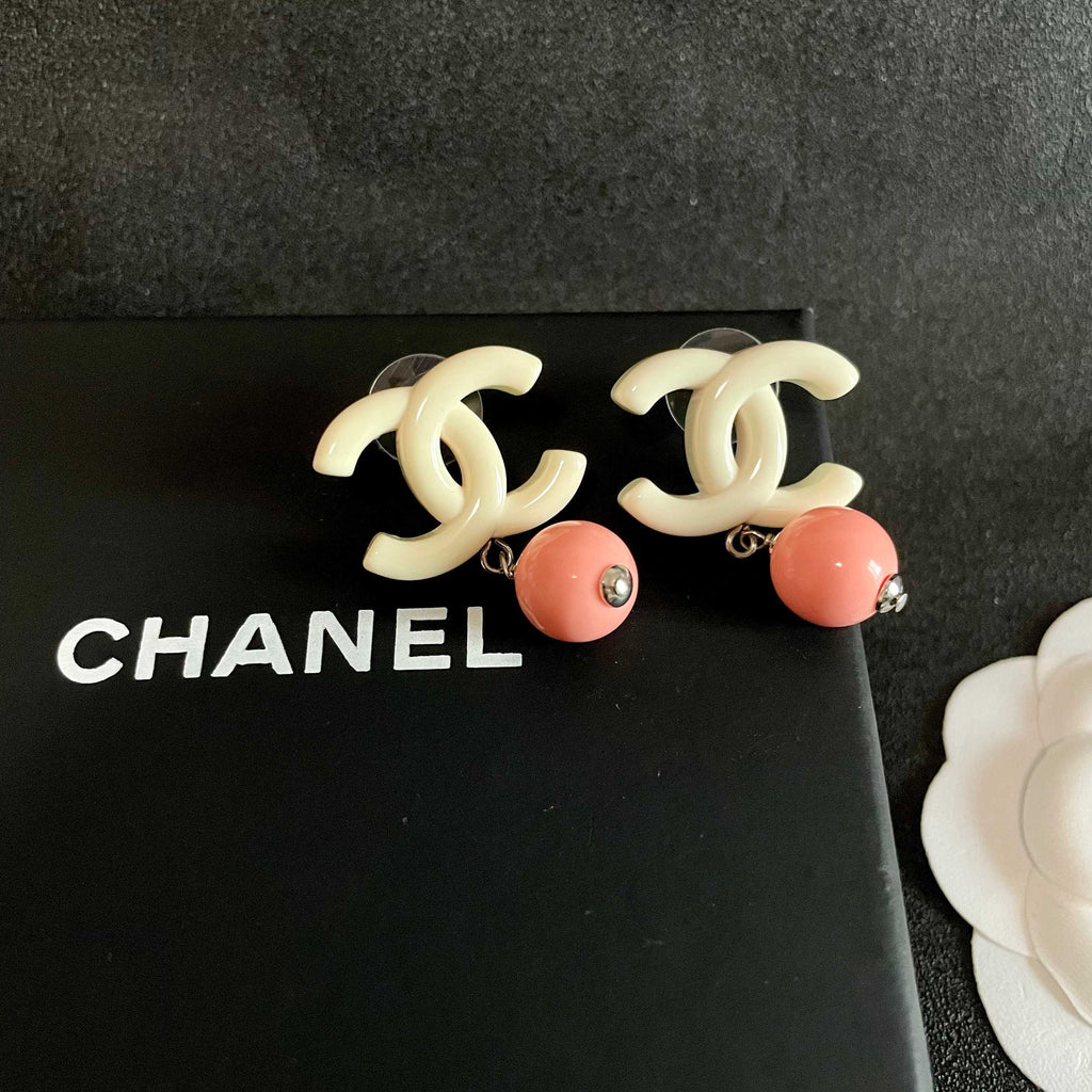 Chanel Interlocking C Pearl Earrings - album image 9