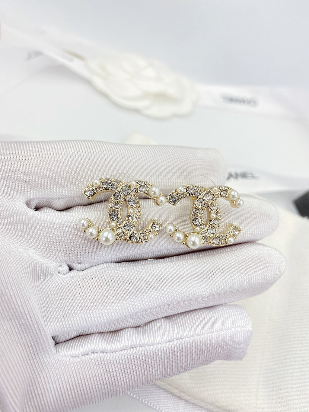Chanel Interlocking C Pearl Stud Earrings - album image 3