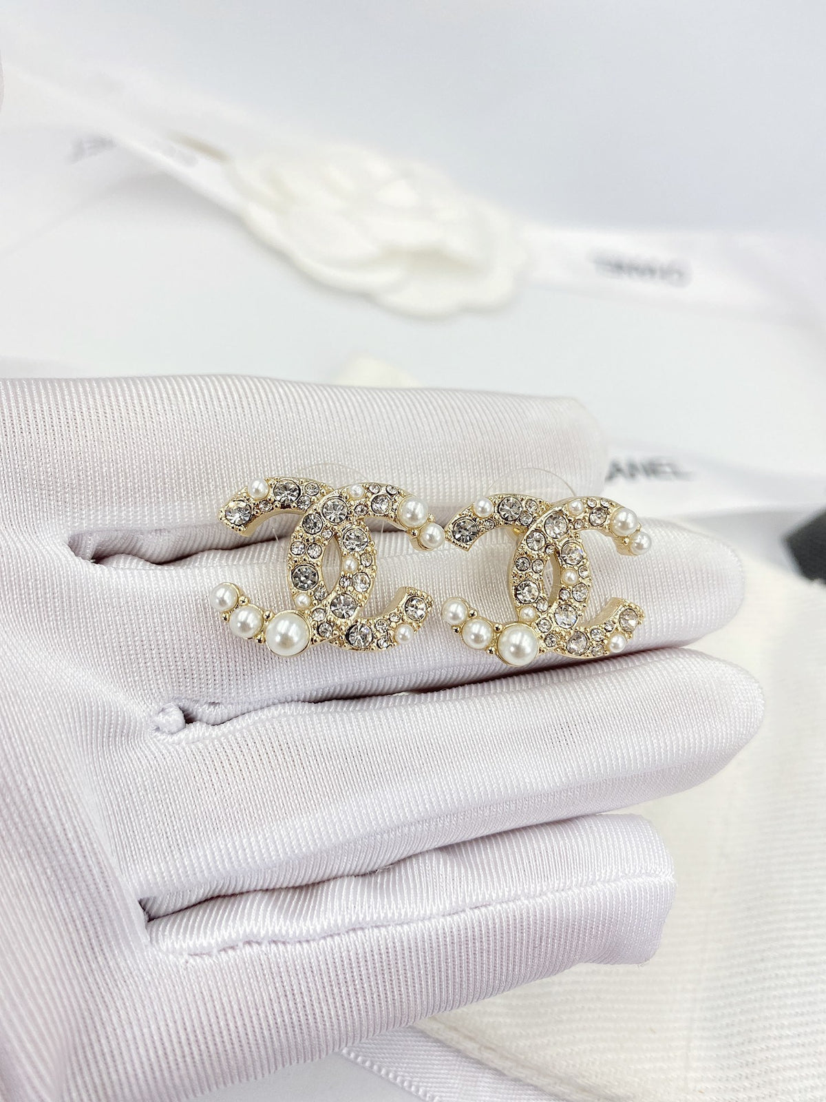 Chanel Interlocking C Pearl Stud Earrings - album image 3