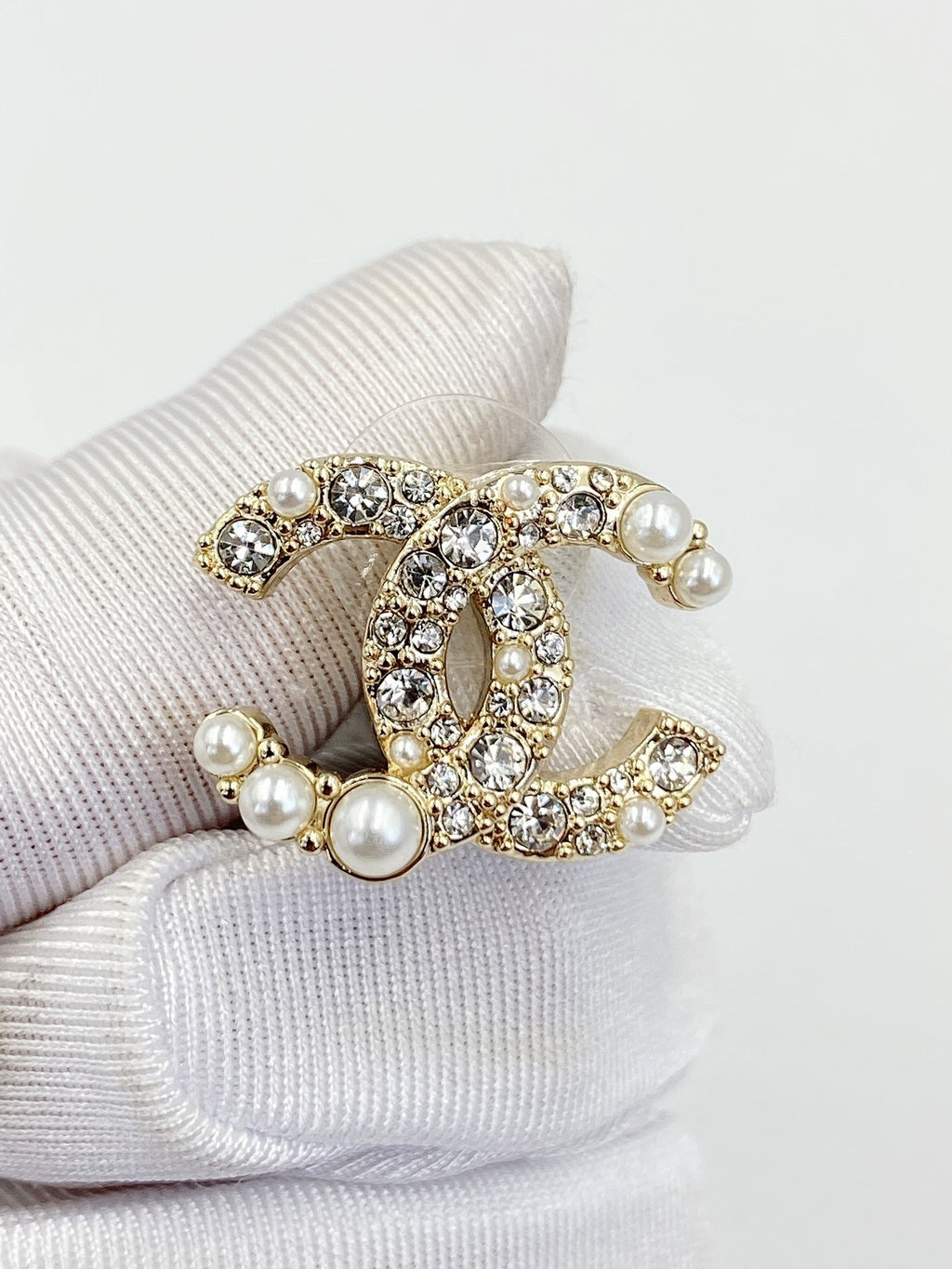 Chanel Interlocking C Pearl Stud Earrings - album image 9