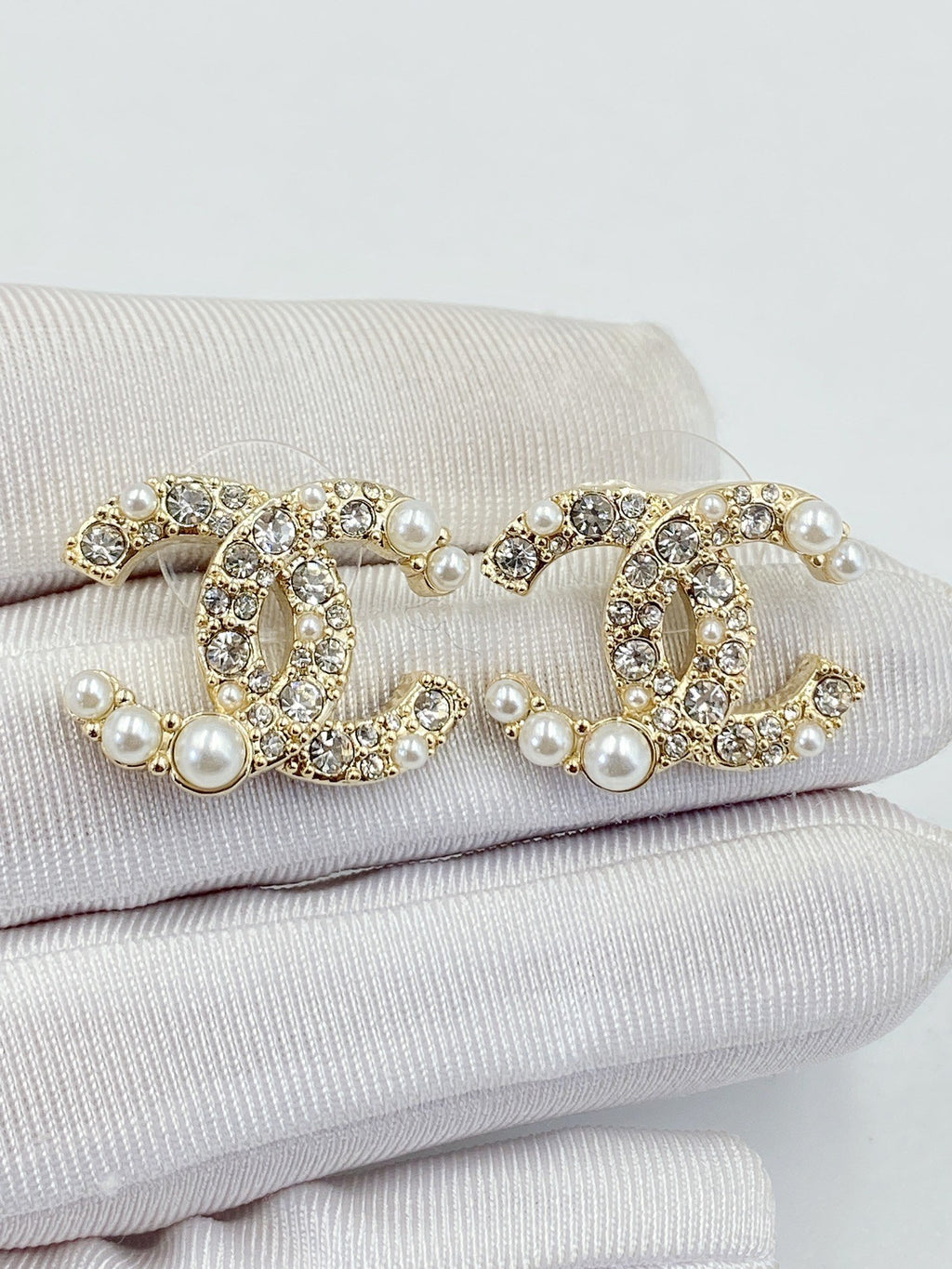 Chanel Interlocking C Pearl Stud Earrings - album image 8