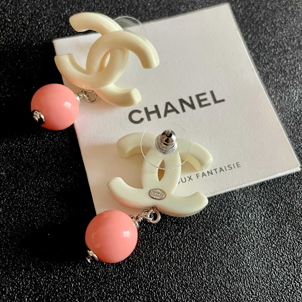 Chanel Interlocking C Pearl Earrings - album image 7