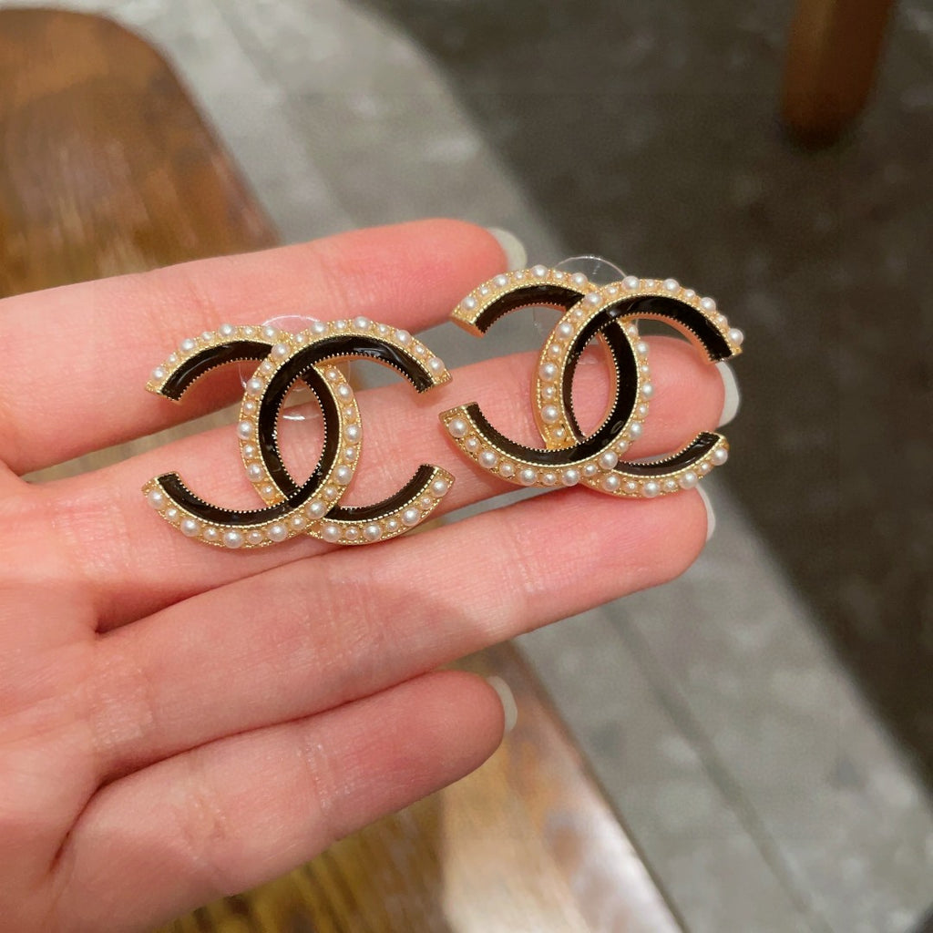 Chanel Interlocking C Pearl Stud Earrings - album image 4