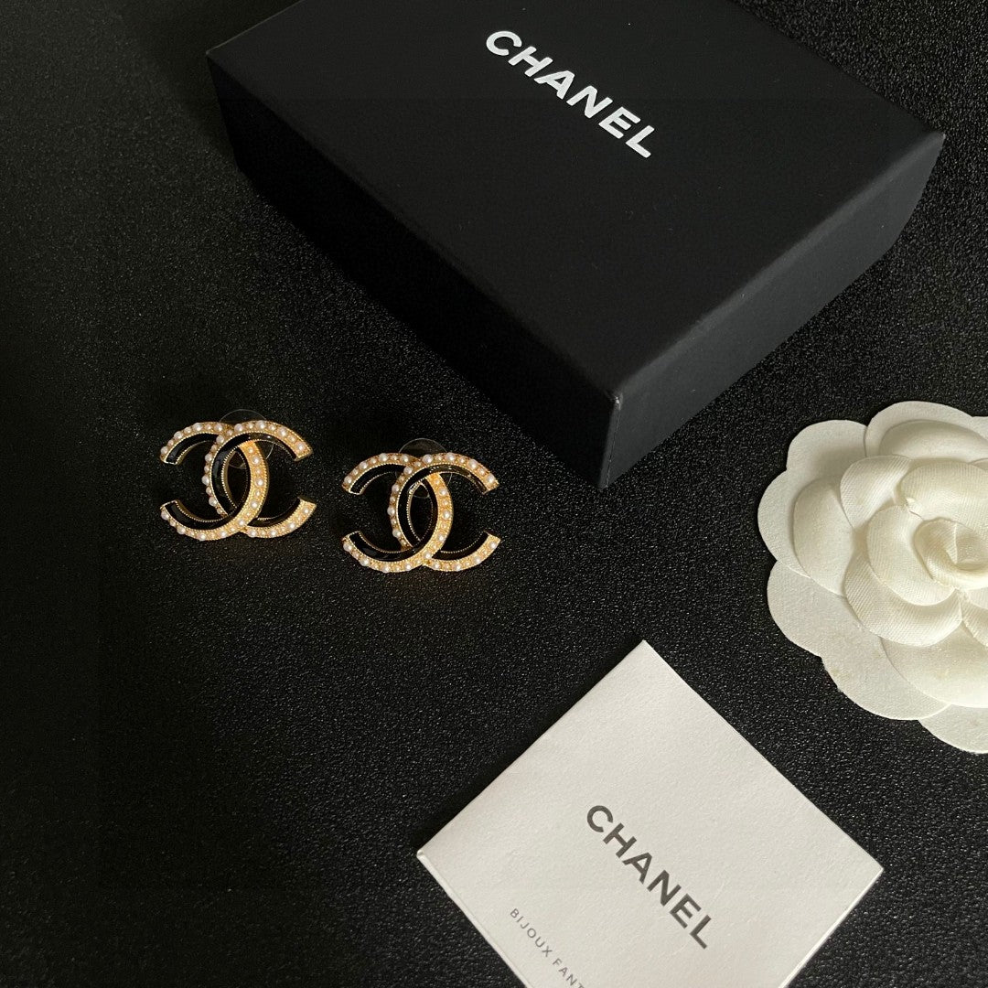 Chanel Interlocking C Pearl Stud Earrings - album image 5