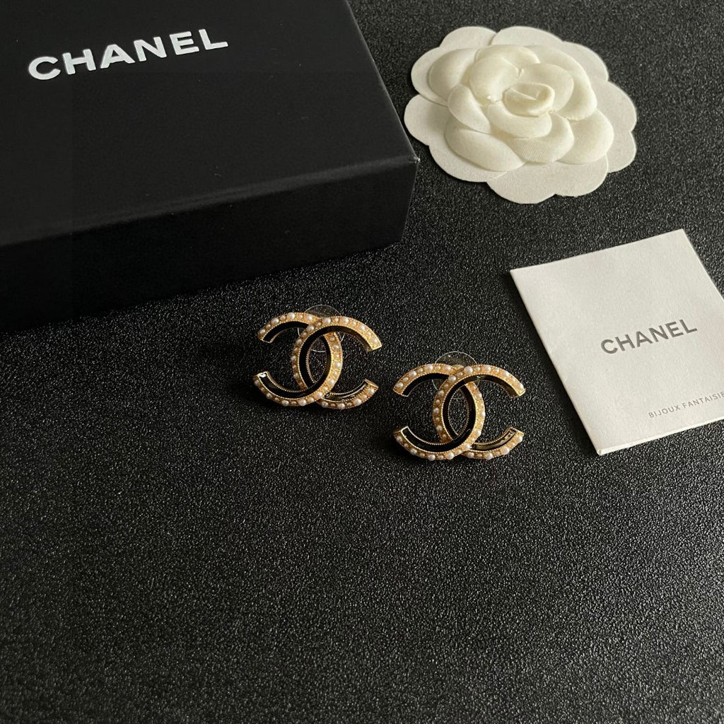 Chanel Interlocking C Pearl Stud Earrings - album image 6