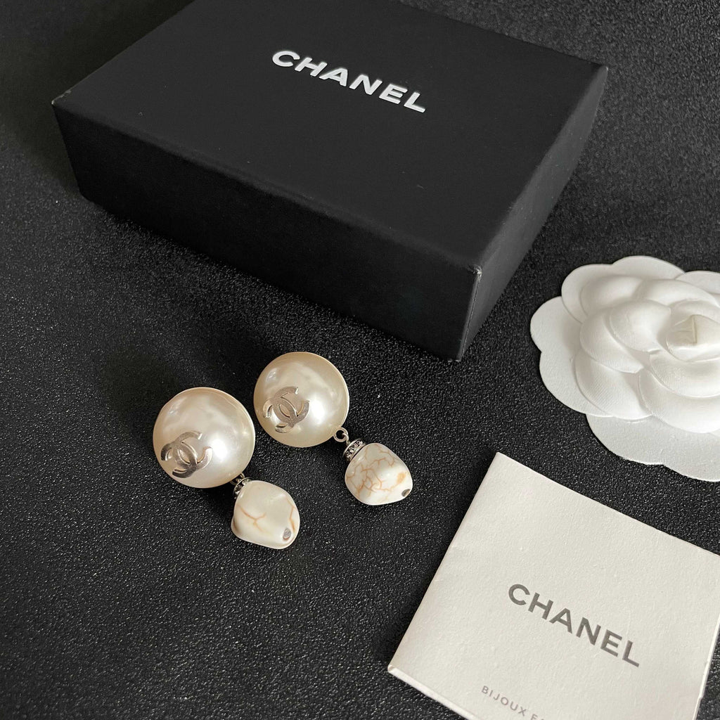Chanel Interlocking C Pearl Earrings - album image 5