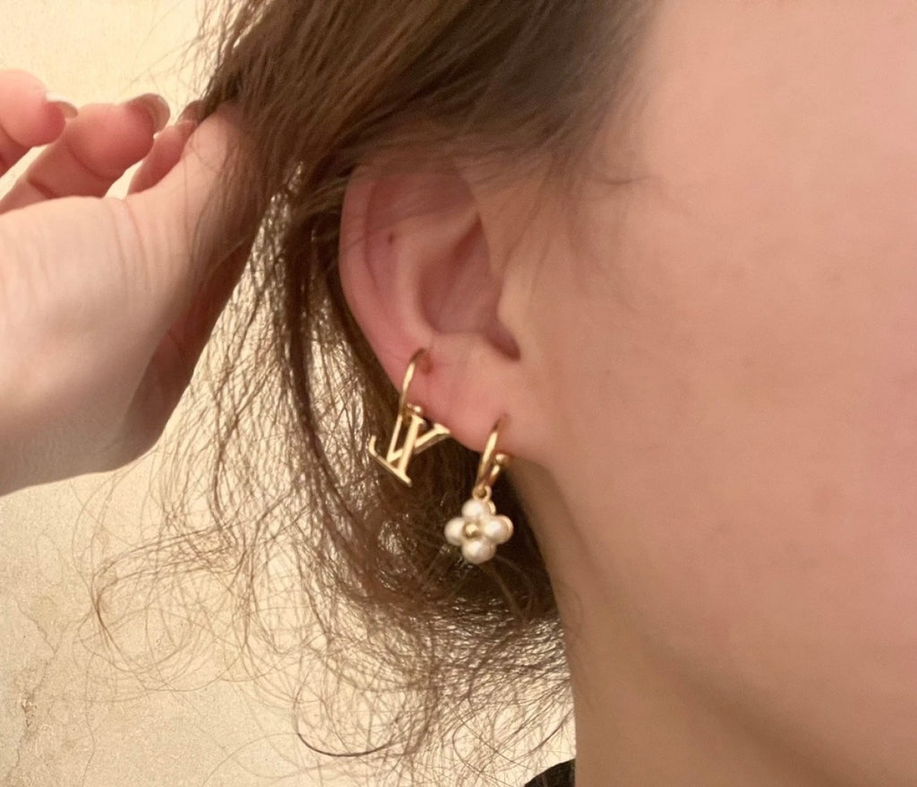 Louis Vuitton White Flower Earrings - album image 8
